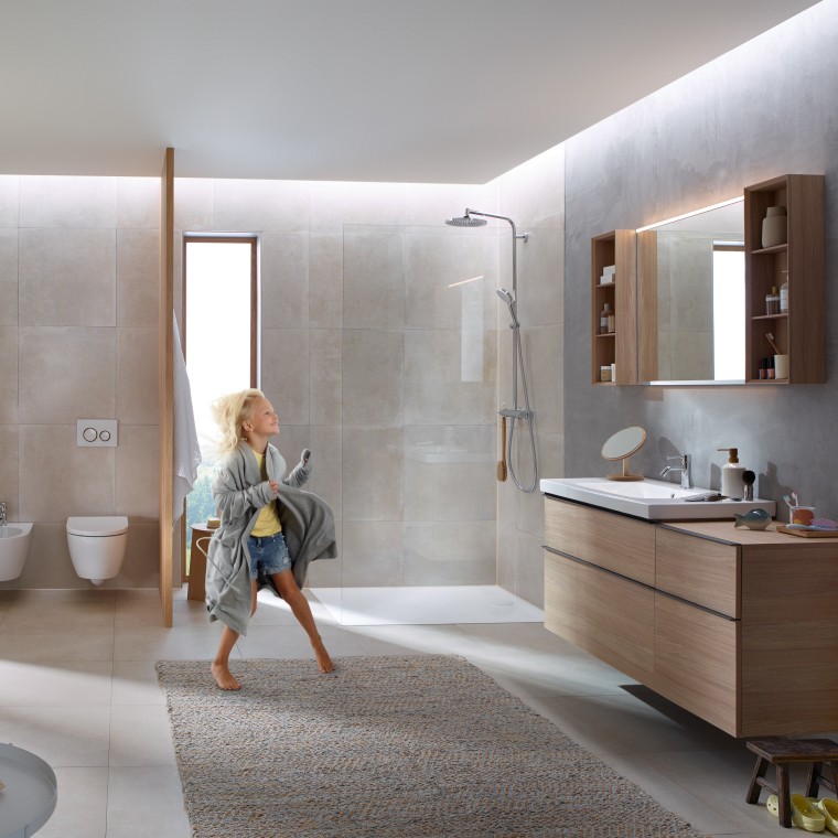 Geberit Option Plus Lichtspiegel; Geberit iCon Regal; Geberit iCon Waschtisch mit Unterschrank für Waschtisch, Eiche, Griff: lava; Geberit iCon Seitenschrank, Eiche, Griff: lava; Geberit Betätigungsplatte Sigma21, Grundplatte und Designringe: rotgold, Deckplatte und Tasten: weiß; Geberit iCon Wand-WC, Rimfree®; Geberit Duschwanne Olona, weiß matt Geberit Option Plus Lichtspiegel; Geberit iCon Regal; Geberit iCon Waschtisch mit Unterschrank für Waschtisch, Eiche, Griff: lava; Geberit iCon Seitenschrank, Eiche, Griff: lava; Geberit Betätigungsplatte Sigma21, Grundplatte und Designringe: rotgold, Deckplatte und Tasten: weiß; Geberit iCon Wand-WC, Rimfree®; Geberit Duschwanne Olona, weiß matt