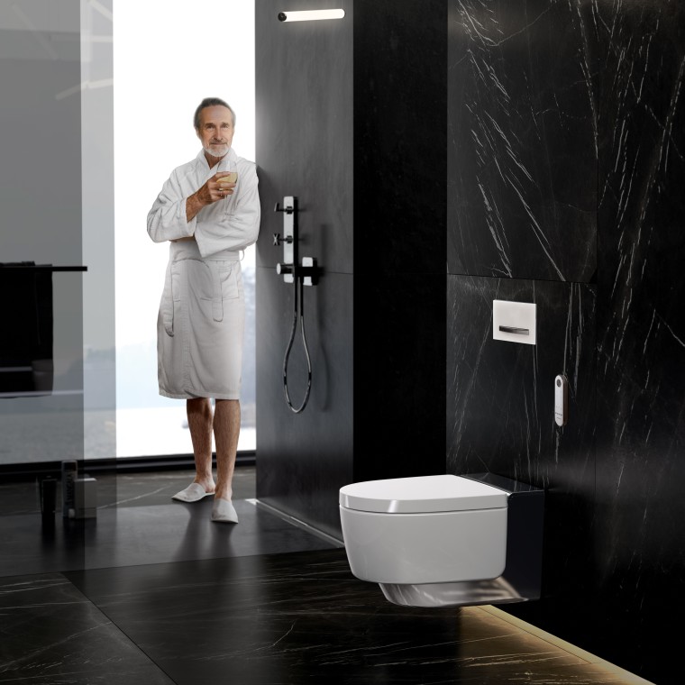 Geberit ONE Spiegelschrank mit Nische und ComfortLight; Geberit ONE Waschtischarmatur, rundes Design; Geberit ONE Aufsatzwaschtisch, eckiges Design; Geberit ONE Waschtischplatte, Steinzeug in Marmoroptik schwarz; Geberit ONE Unterschrank für Waschtisch, greige lackiert matt; Geberit Betätigungsplatte Sigma50, Grundplatte und Tasten: schwarzchrom, Deckplatte: schwarz; Geberit AquaClean Mera, Wand-WC; Geberit Duschrinne CleanLine80, Rahmen: Edelstahl poliert, beschichtet, Fläche: Edelstahl gebürstet, beschichtet Geberit ONE Spiegelschrank mit Nische und ComfortLight; Geberit ONE Waschtischarmatur, rundes Design; Geberit ONE Aufsatzwaschtisch, eckiges Design; Geberit ONE Waschtischplatte, Steinzeug in Marmoroptik schwarz; Geberit ONE Unterschrank für Waschtisch, greige lackiert matt; Geberit Betätigungsplatte Sigma50, Grundplatte und Tasten: schwarzchrom, Deckplatte: schwarz; Geberit AquaClean Mera, Wand-WC; Geberit Duschrinne CleanLine80, Rahmen: Edelstahl poliert, beschichtet, Fläche: Edelstahl gebürstet, beschichtet