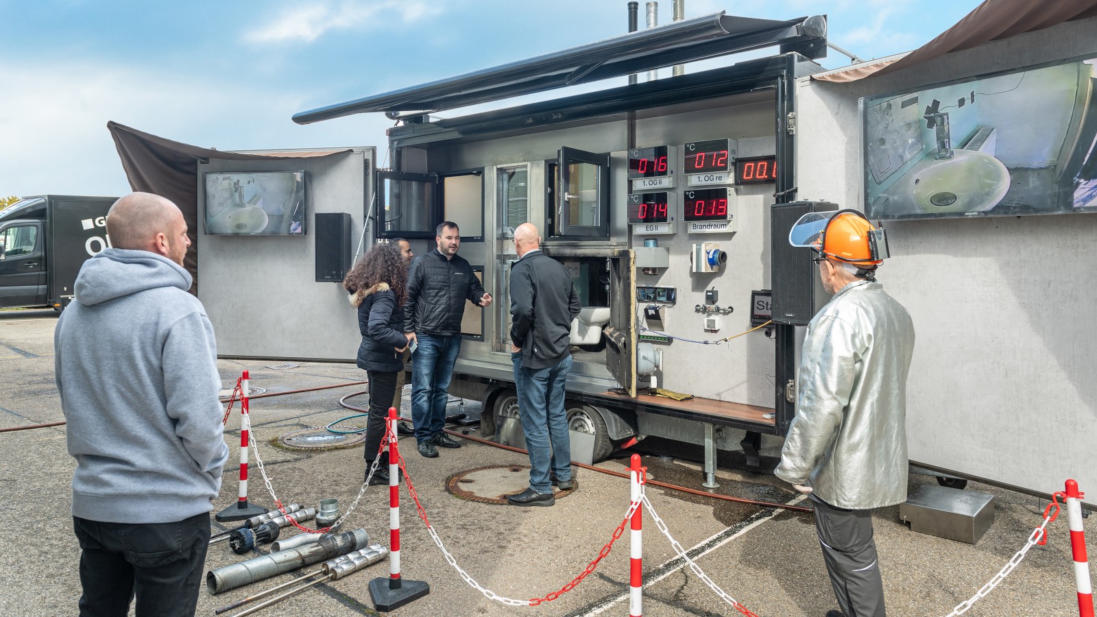 Erleben Sie im Geberit Brandlabor realitätsnah das Brandverhalten eines Raumes Erleben Sie im Geberit Brandlabor realitätsnah das Brandverhalten eines Raumes