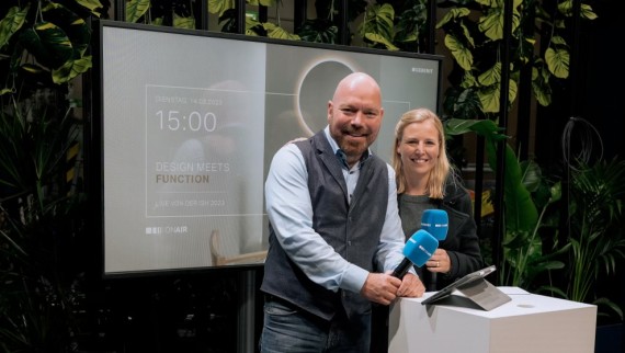 Dirk Engelhardt und Andrea Habel, Moderations-Duo von Geberit On Air live von der ISH 2023 in Frankfurt