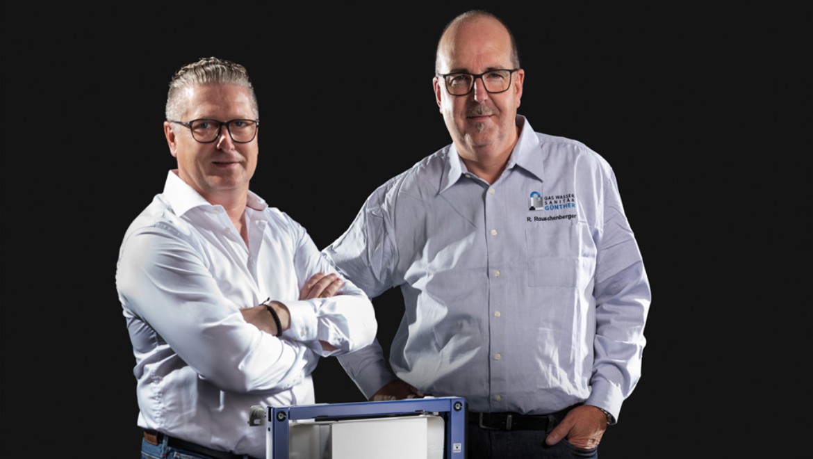 Die SHK-Unternehmer Michael Scholz und Rainer Rauschenberger schätzen die Zuverlässigkeit des Geberit Sigma UP-Spülkastens und verlegen standardmäßig einen Stromanschluss bei jedem Neueinbau.