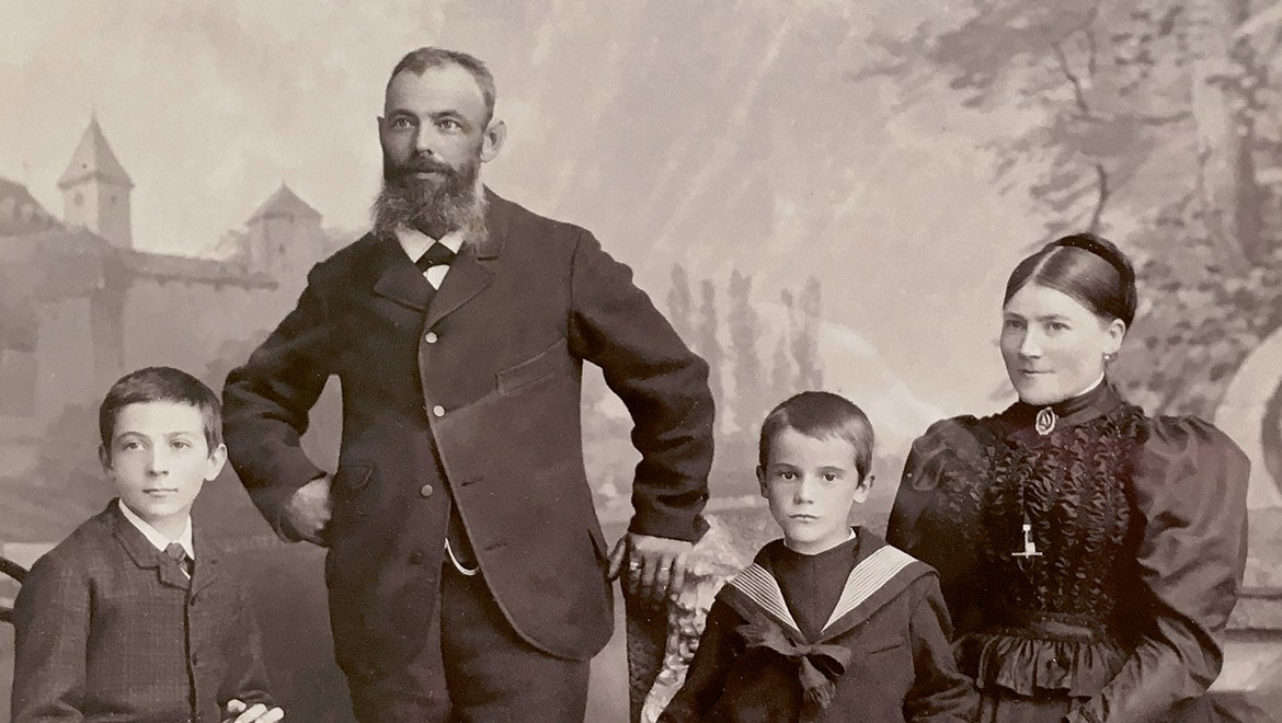 Foto der Gründerfamilie: Albert Gebert mit seiner Frau Josefina und den beiden Söhnen Albert Emil (links) und Leo, kurz nach 1892.