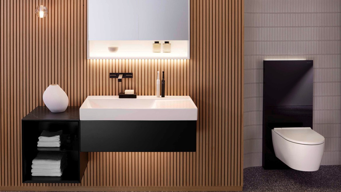 Drei Produkte, ein Lichtkonzept: Das Sanitärmodul Geberit Monolith Plus lässt sich mit den Spiegelschränken der Badezimmerserie Geberit ONE und mit der Unterbauleuchte des Waschtischunterschranks synchronisieren.