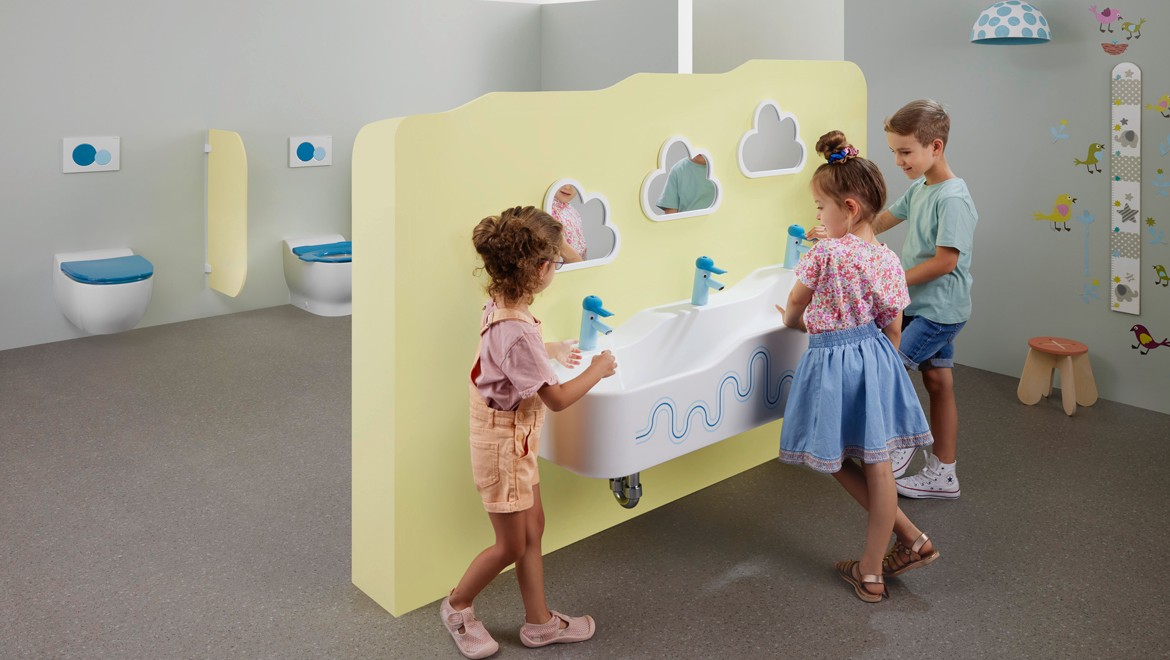 Badserie Geberit Bambini bietet neue Lösungen für kindgerechte WC- und Waschplatzausstattungen.