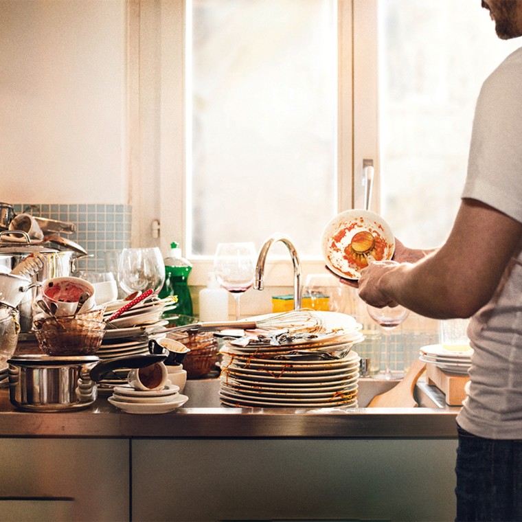 Schmutziges Geschirr stapelt sich in der Küche