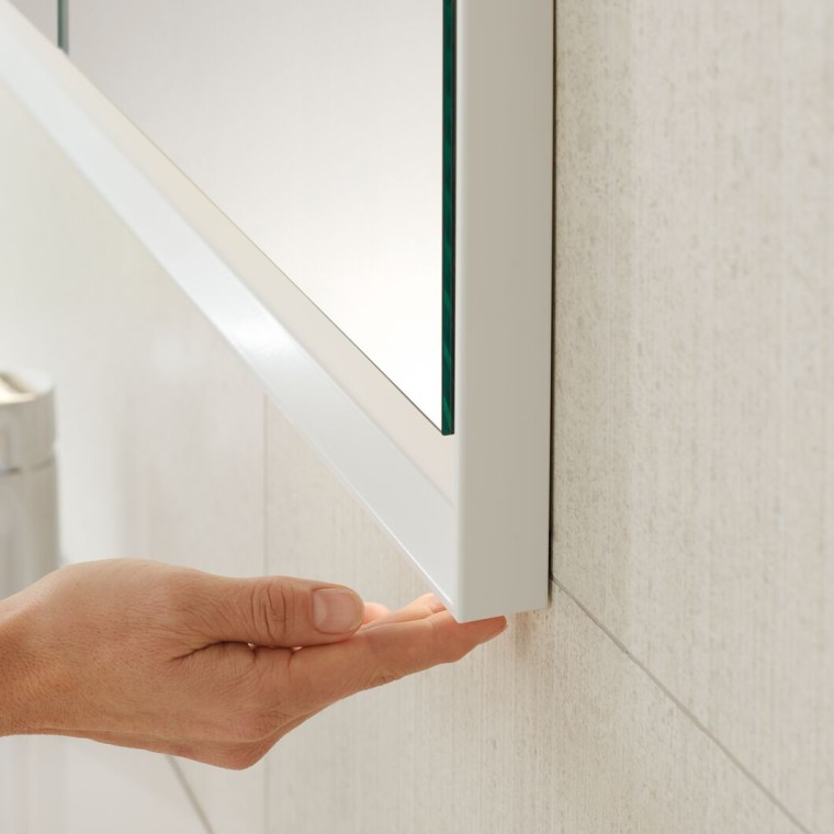 Einfache Bedienung des Geberit ONE Spiegelschranks