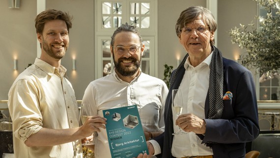 Das Gewinnerteam (v.l.): Archiketen Mads Bjerg Nørkjær und Carsten Wraae Jensen mit BJERG Arkitektur-CEO und -Gründer Kjeld Bjerg. (© Wilfred Gachau) Das Gewinnerteam (v.l.): Archiketen Mads Bjerg Nørkjær und Carsten Wraae Jensen mit BJERG Arkitektur-CEO und -Gründer Kjeld Bjerg. (© Wilfred Gachau)