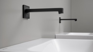 Berührungslose Waschtischarmatur Geberit Brenta – Wandarmatur im eckigen Design in Schwarz matt Berührungslose Waschtischarmatur Geberit Brenta – Wandarmatur im eckigen Design in Schwarz matt