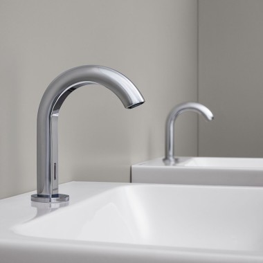 Elektronische Standarmatur Geberit Piave chrom mit Infrarotsensor für berührungslosen Betrieb Elektronische Standarmatur Geberit Piave chrom mit Infrarotsensor für berührungslosen Betrieb