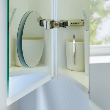 Option Basic Spiegelschrank mit optional erhältlichem Kosmetikspiegel. Option Basic Spiegelschrank mit optional erhältlichem Kosmetikspiegel.
