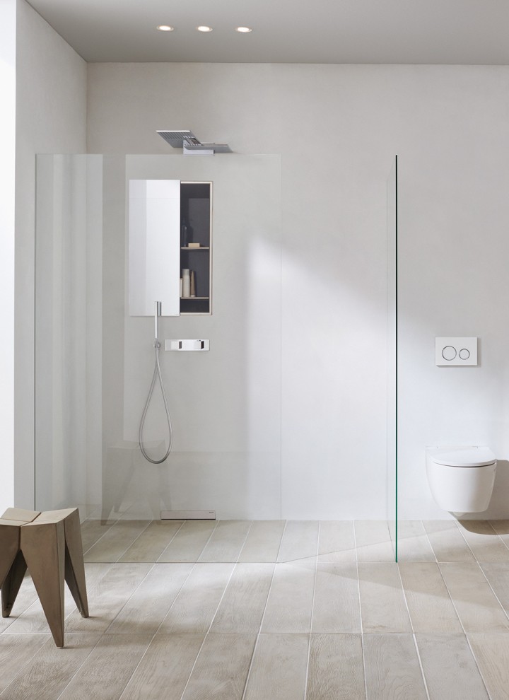 Geberit ONE Badezimmer mit platzsparender Nischenablagebox in der Dusche Geberit ONE Badezimmer mit platzsparender Nischenablagebox in der Dusche