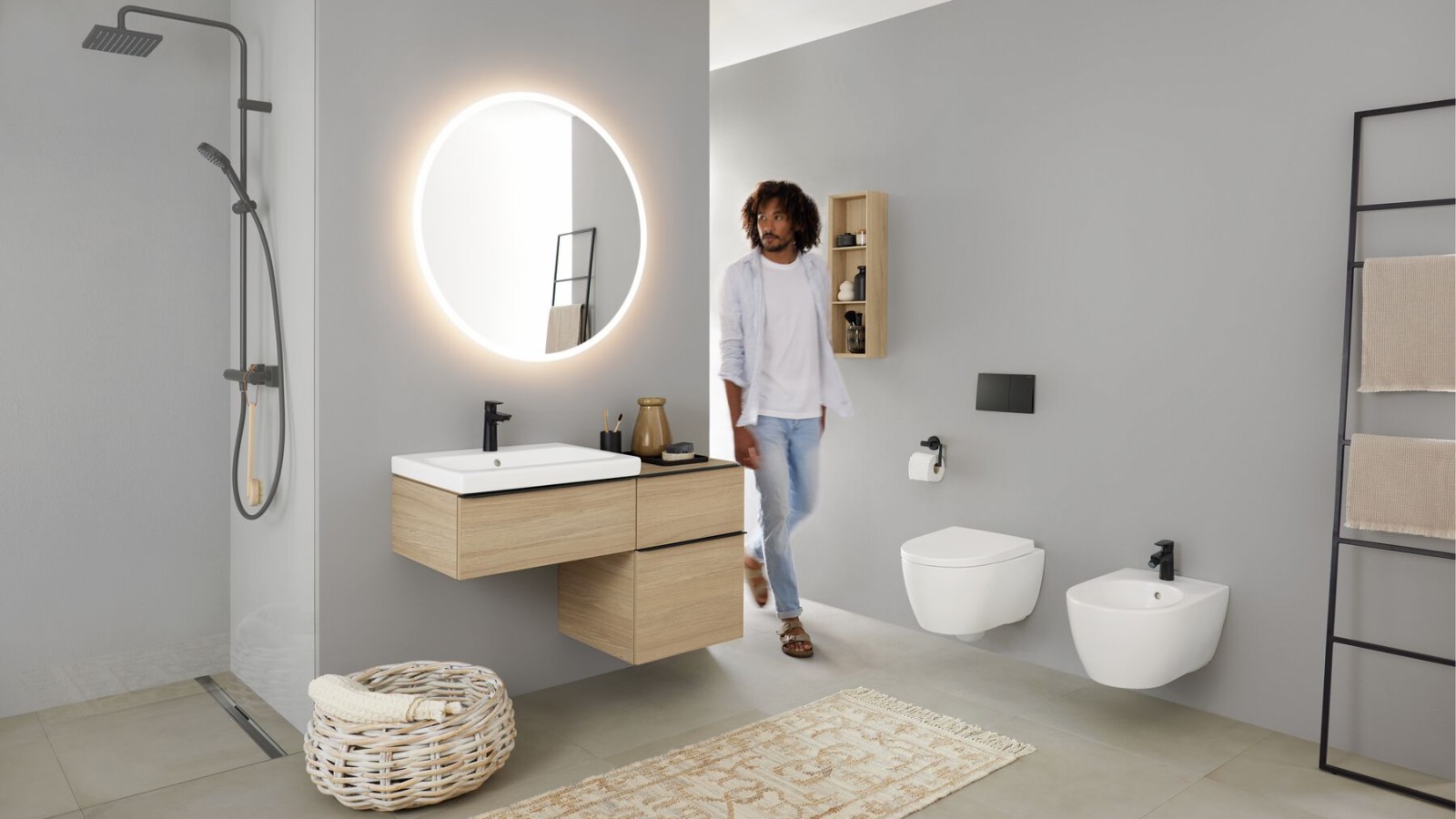 Bad der Serie Geberit iCon und einem Duschbereich in der Nische mit einer Glasfläche.