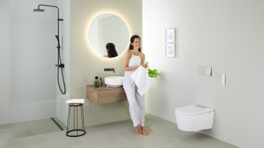 Bad mit Dusch-WC Geberit AquaClean Sela und Waschbecken und Badmöbel Geberit VariForm