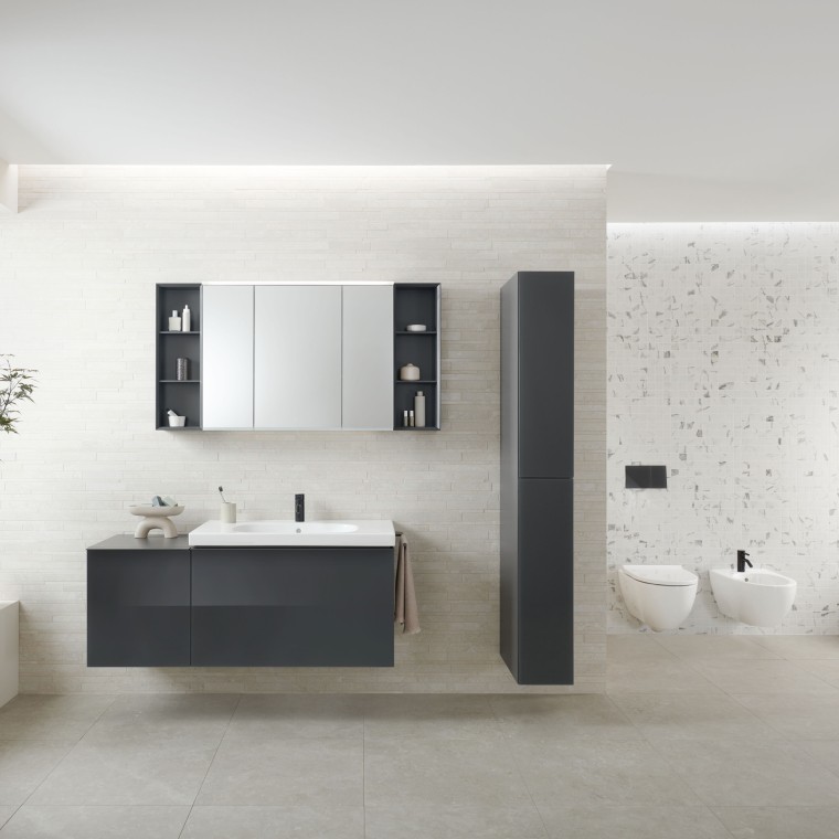 Geberit Option Spiegelschrank mit viel Stauraum, einer Innensteckdose und einem USB-Anschluss Geberit Option Spiegelschrank mit viel Stauraum, einer Innensteckdose und einem USB-Anschluss