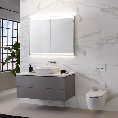 Wand mit Marmorfliesen, davor ein Geberit ONE Waschplatz und Spiegelschrank mit ComfortLight Wand mit Marmorfliesen, davor ein Geberit ONE Waschplatz und Spiegelschrank mit ComfortLight