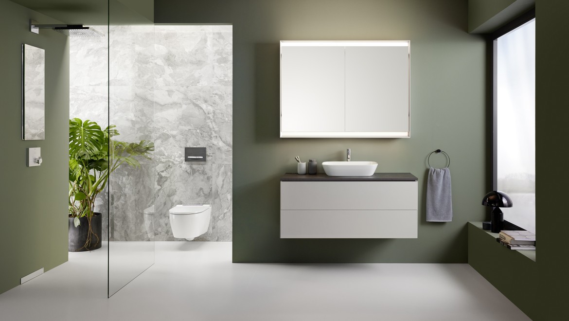 Geberit ONE Badezimmer mit Geberit Walk-in-Duschwand, Wandablauf und Nischenablagebox geschlossen