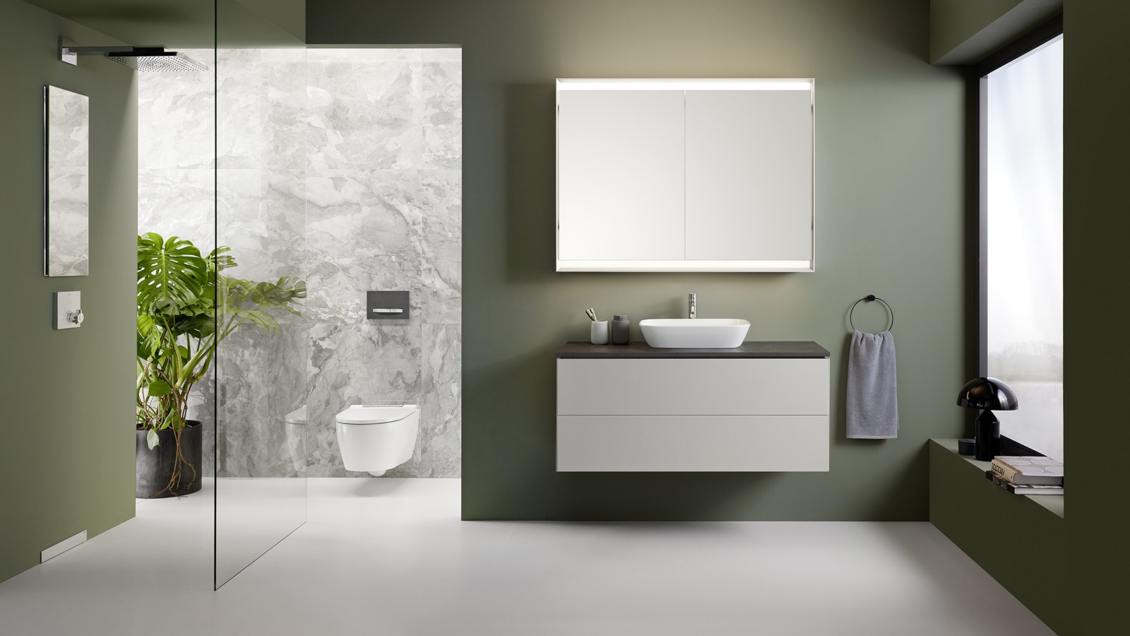 Geberit ONE Badezimmer mit bodenebener Dusche und Duschtrennwand aus Glas
