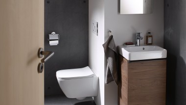 Kleines Bad mit Waschbecken der Geberit Smyle Badserie sowie einem Geberit Option Spiegel