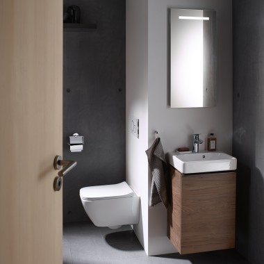 Blick in ein modernes Gäste-WC der Badserie Geberit Smyle.