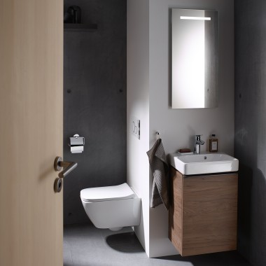 Blick in ein modernes Gäste-WC der Badserie Geberit Smyle. Blick in ein modernes Gäste-WC der Badserie Geberit Smyle.