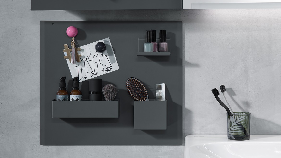 Geberit Smyle Magnettafel mit versetzbaren Ablagen Geberit Smyle Magnettafel mit versetzbaren Ablagen