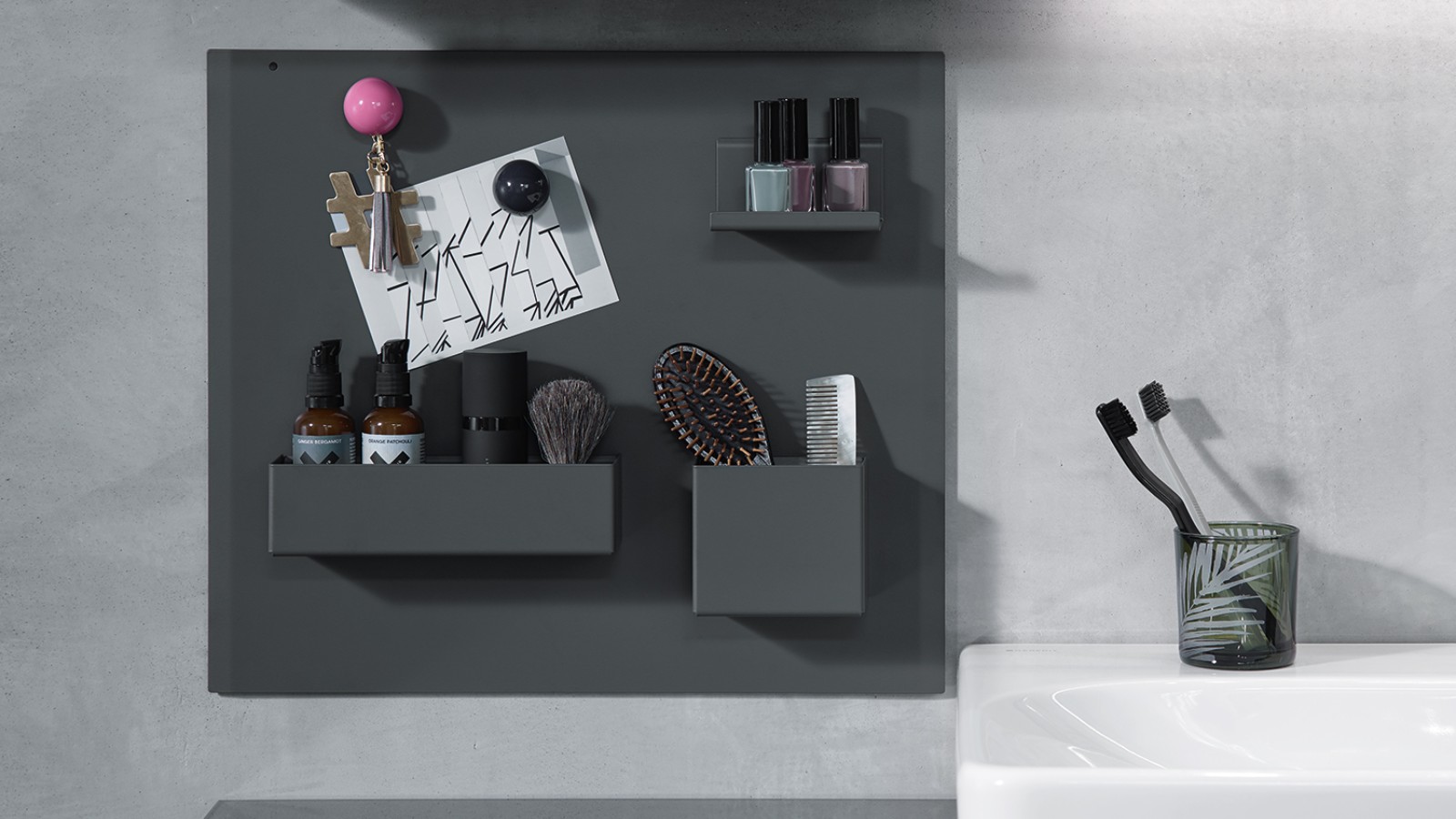 Geberit Smyle Magnettafel mit versetzbaren Ablagen Geberit Smyle Magnettafel mit versetzbaren Ablagen