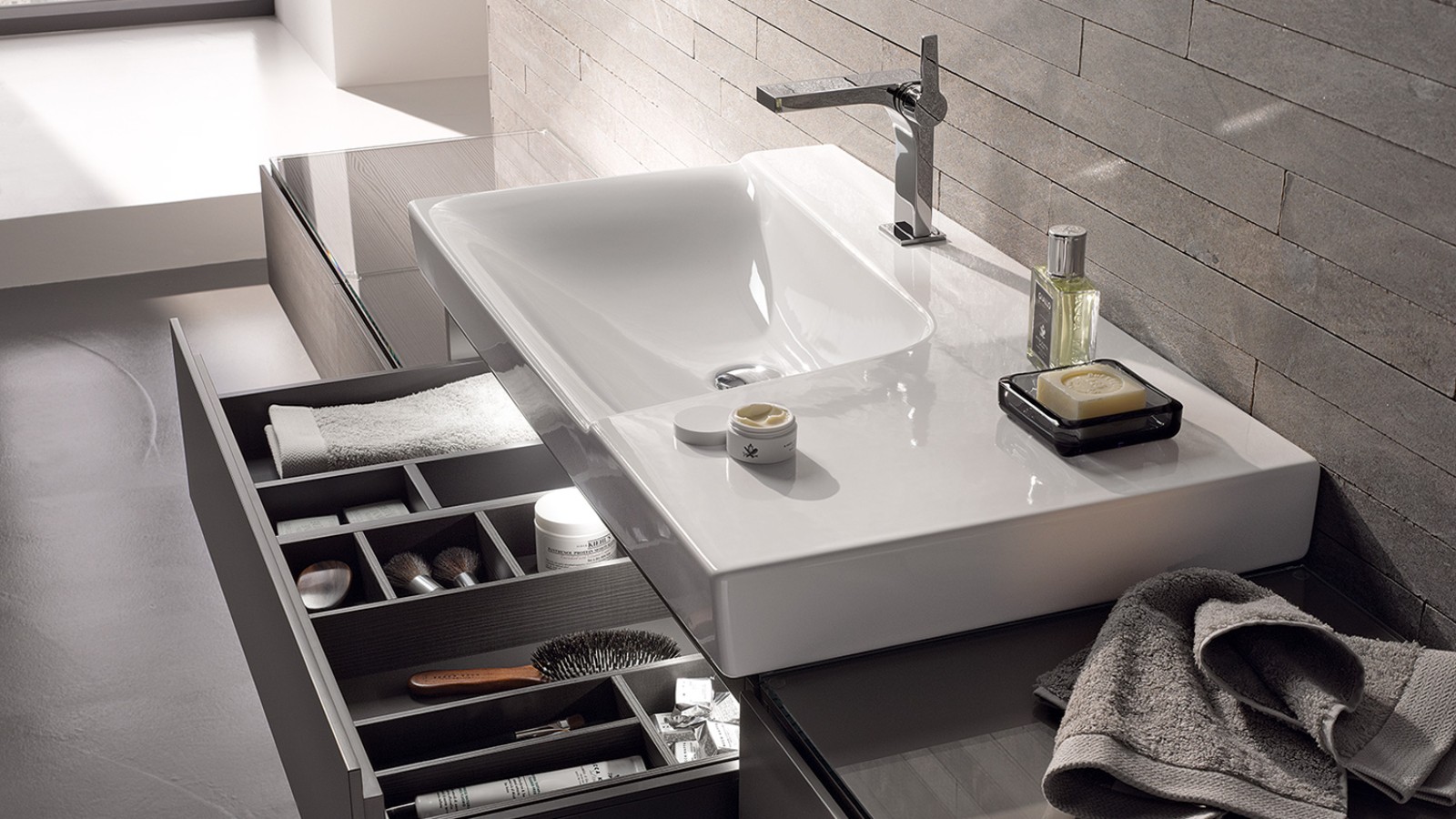 Geberit Xeno² Waschtisch mit Unterschrank geöffnet Geberit Xeno² Waschtisch mit Unterschrank geöffnet