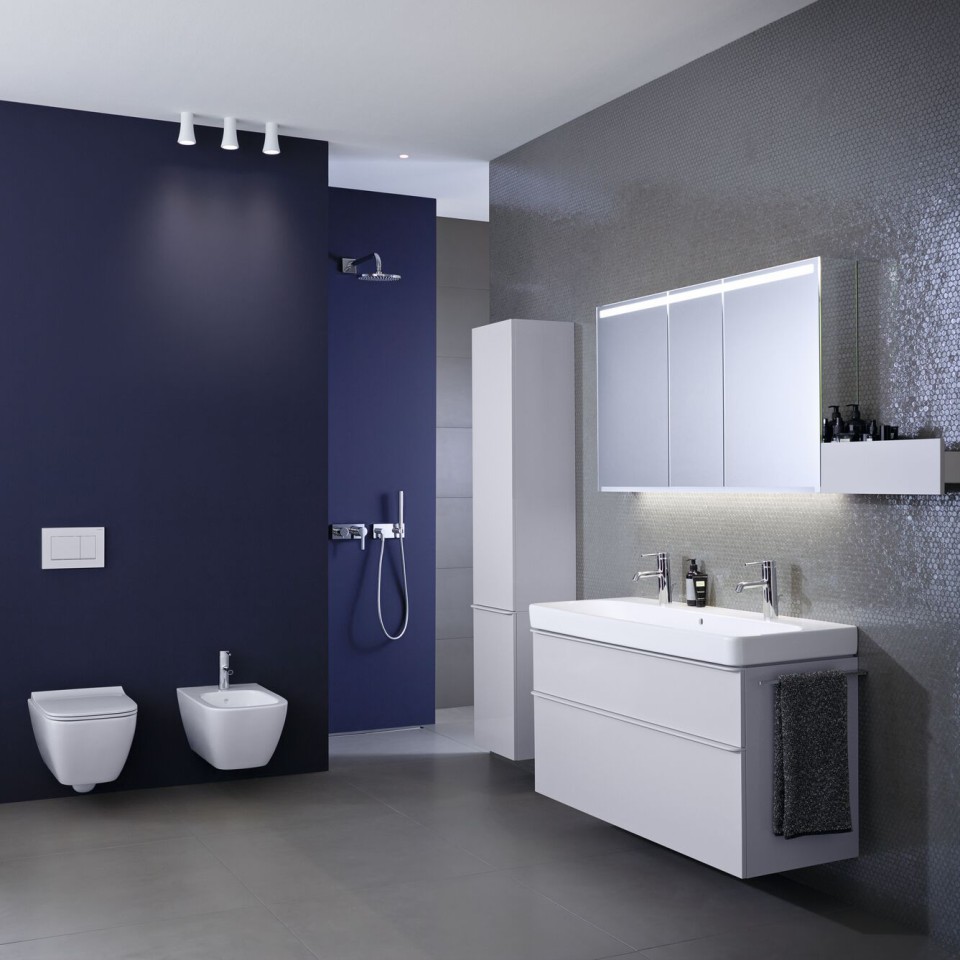 Badezimmer mit Geberit Smyle WC, Doppelwaschtisch und Badmöbeln