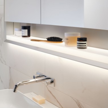 Geberit ONE Spiegelschrank mit ComfortLight und Abstellfläche unter dem Spiegel