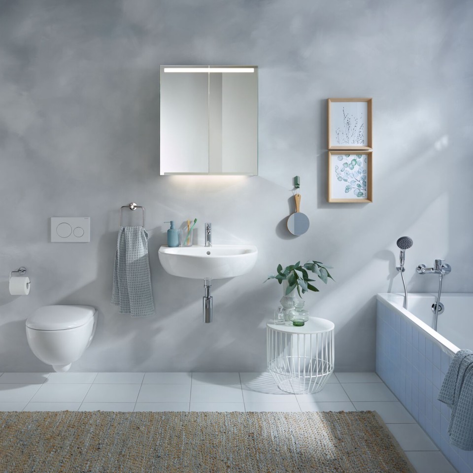Geberit Renova Badezimmer mit Waschtischen, Spiegel, Badewanne und Badezimmermöbeln Geberit Renova Badezimmer mit Waschtischen, Spiegel, Badewanne und Badezimmermöbeln