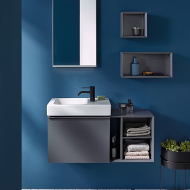 Kleines Geberit iCon Waschbecken mit seitlich angebrachter Armatur in Schwarz matt. Kleines Geberit iCon Waschbecken mit seitlich angebrachter Armatur in Schwarz matt.