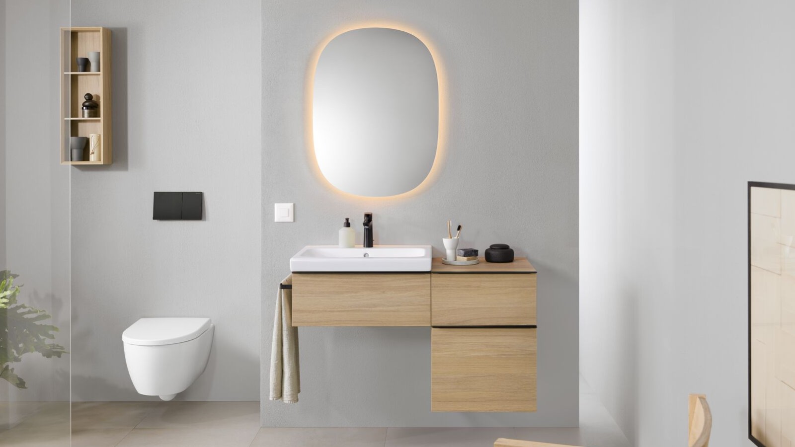 Geberit iCon Badezimmer mit Waschplatz und ovalem Spiegel Geberit Option