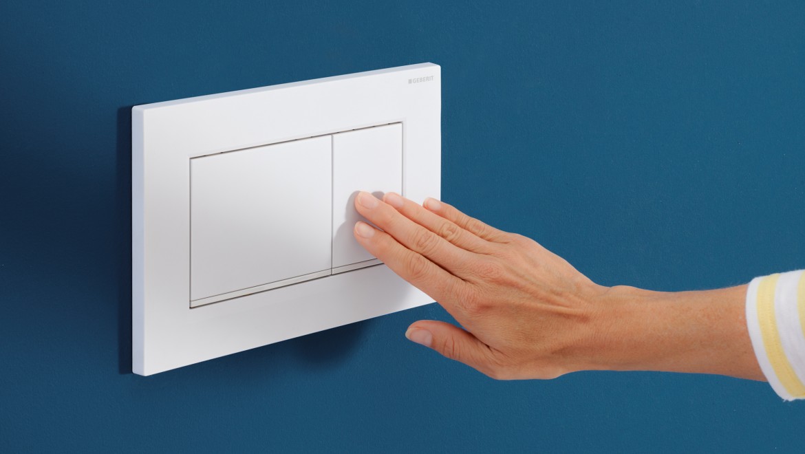 Person drückt auf weißer Sigma20 Square Betätigungsplatte auf die kleine Taste Person drückt auf weißer Sigma20 Square Betätigungsplatte auf die kleine Taste