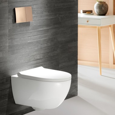 Geberit Acanto WC mit Sigma70 Betätigungsplatte in rosegold