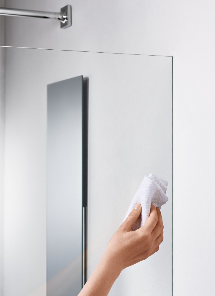 Dusche wird von Hand gereinigt Dusche wird von Hand gereinigt