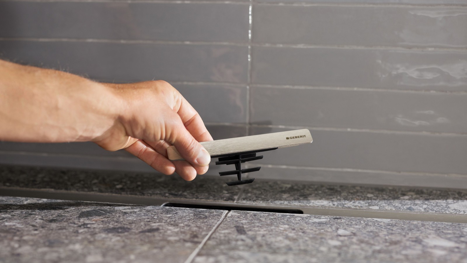 Geberit Duschrinne der Reihe CleanLine mit integriertem Haarfänger in Form eines Kamms