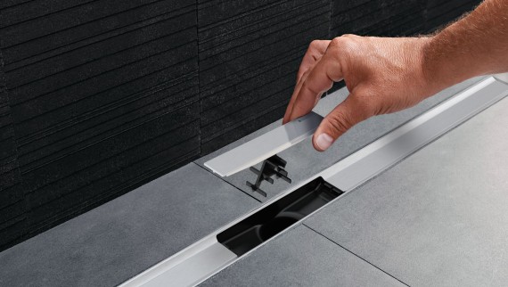 Geberit Duschrinne der Reihe CleanLine mit integriertem Haarfänger in Form eines Kamms Geberit Duschrinne der Reihe CleanLine mit integriertem Haarfänger in Form eines Kamms