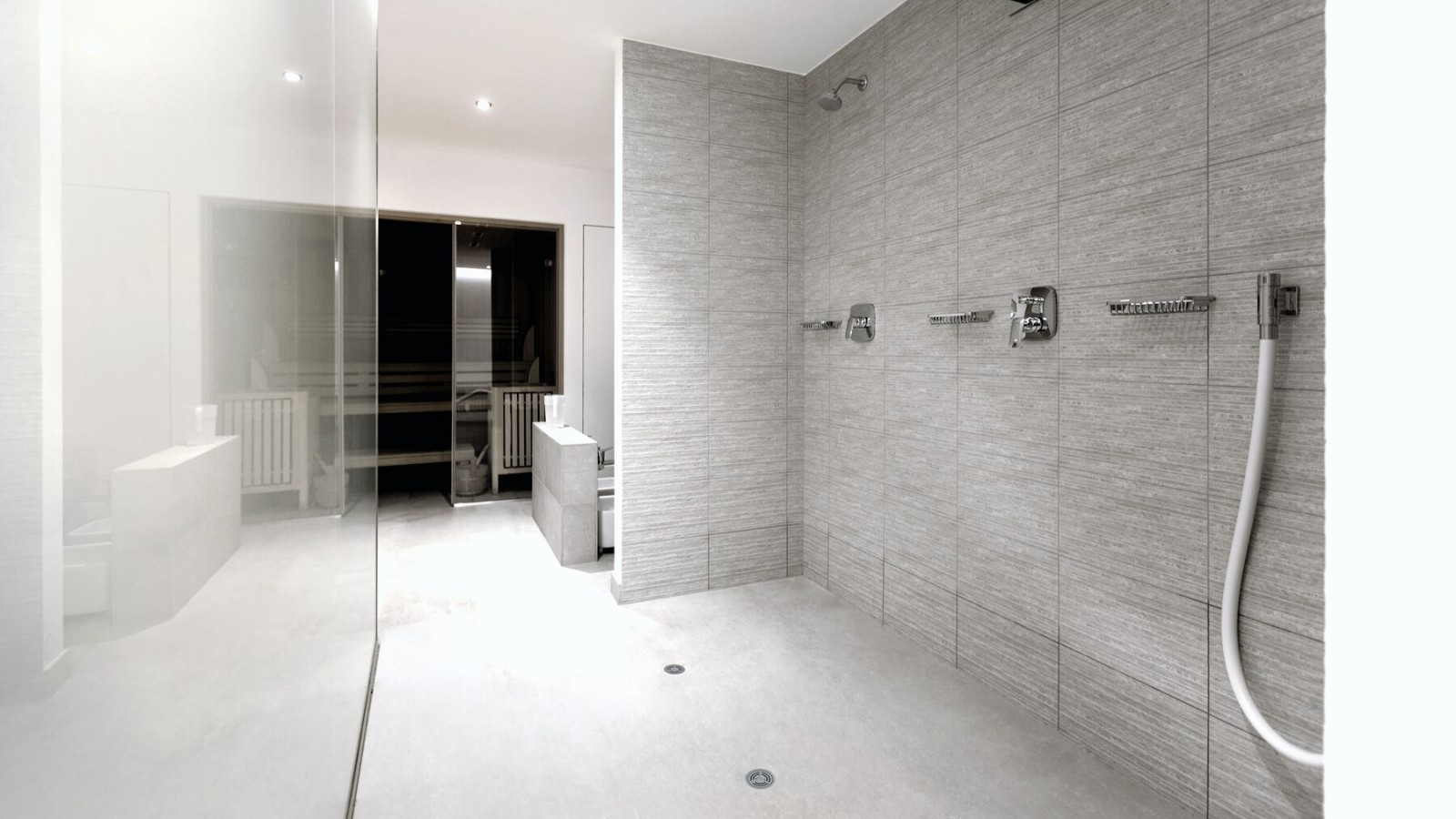 Halböffentlicher Sanitärraum mit Geberit Duschbodenablauf aus Vinyl (PVC) Halböffentlicher Sanitärraum mit Geberit Duschbodenablauf aus Vinyl (PVC)