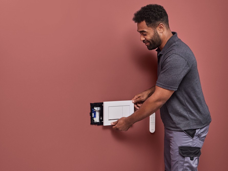 Mann installiert Geberit DuoFresh Geruchsabsaugung