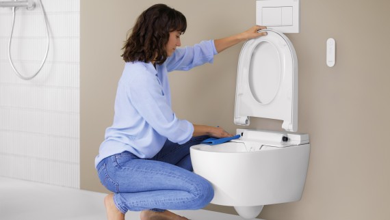 QuickRelease-Funktion bei Geberit AquaClean Alba. Der WC-Sitz lässt sich mit wenigen Handgriffen abnehmen und reinigen.