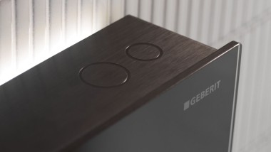 Überarbeitete Soft-Touch-Tasten des Sanitärmoduls Geberit Monolith Plus Überarbeitete Soft-Touch-Tasten des Sanitärmoduls Geberit Monolith Plus