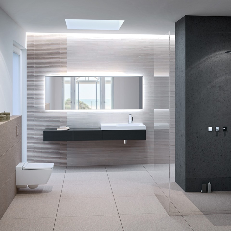 Badezimmer mit Geberit Xeno² WC spülrandlos, Betätigungsplatte Sigma70 und Waschtisch