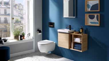 Ein Gäste-WC der Badserie Geberit iCon mit praktischen Stauraummöglichkeiten und dunkelblauer Wandfarbe.
