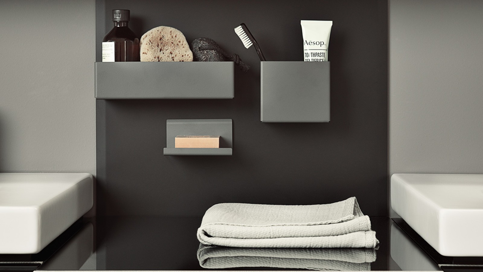 Magnetboard der Serie Geberit Acanto: Flexibler Stauraum durch Ablagen, die sich immer wieder neu anordnen lassen. Magnetboard der Serie Geberit Acanto: Flexibler Stauraum durch Ablagen, die sich immer wieder neu anordnen lassen.