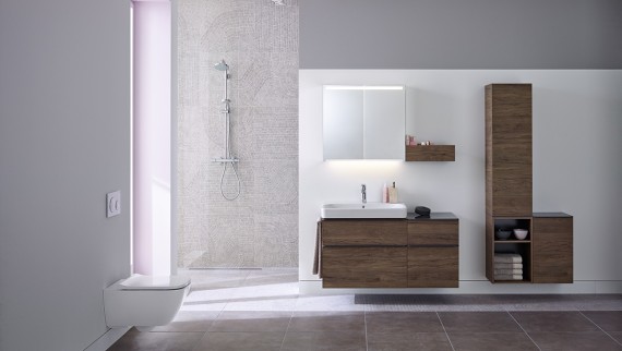 Komplettbadserie Geberit Smyle: WC, Waschtisch mit Unterschrank, Lichtspiegelschrank, Hochschrank; Dusche: Geberit CleanLine; Betätigungsplatte Geberit Sigma21 Komplettbadserie Geberit Smyle: WC, Waschtisch mit Unterschrank, Lichtspiegelschrank, Hochschrank; Dusche: Geberit CleanLine; Betätigungsplatte Geberit Sigma21