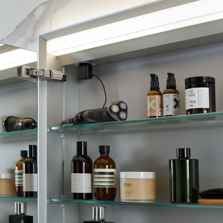 Geöffneter Geberit ONE Spiegelschrank mit ComfortLight Geöffneter Geberit ONE Spiegelschrank mit ComfortLight