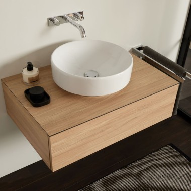 Geberit ONE Wandarmatur im runden Design kombiniert mit dem Aufsatzwaschtisch der Serie Geberit VariForm Geberit ONE Wandarmatur im runden Design kombiniert mit dem Aufsatzwaschtisch der Serie Geberit VariForm