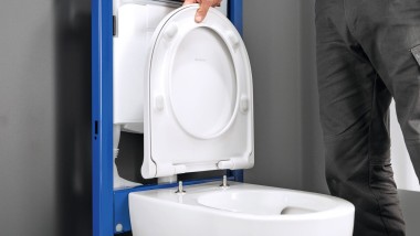 WC Sitz wird ohne Schablone bequem von oben ausgerichtet und befestigt. WC Sitz wird ohne Schablone bequem von oben ausgerichtet und befestigt.