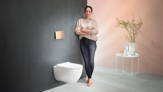 Geberit Acanto WC im Bad mit Wand in der Trendfarbe Peach Fuzz