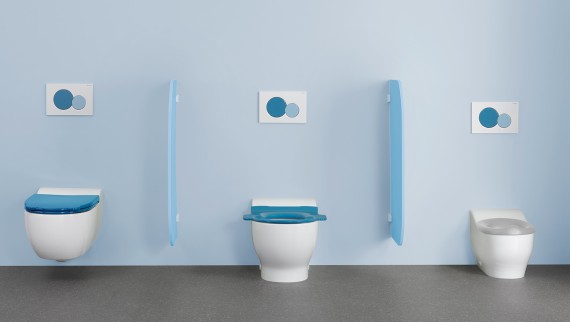 Toiletten der Geberit Bambini Badserie mit bunten WC-Deckeln und Betätigungsplatten